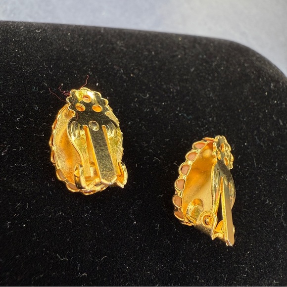 Vintage Cameo Earrings in Cream and Gold - Clip Ons - Picture 7 of 12